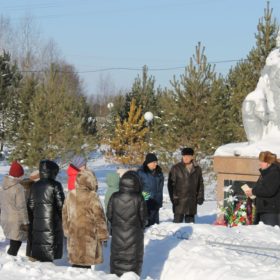 Делегация райкома КПРФ и жители села Спас возложили венок и цветы к памятнику погибшим жителям Спасского сельского округа