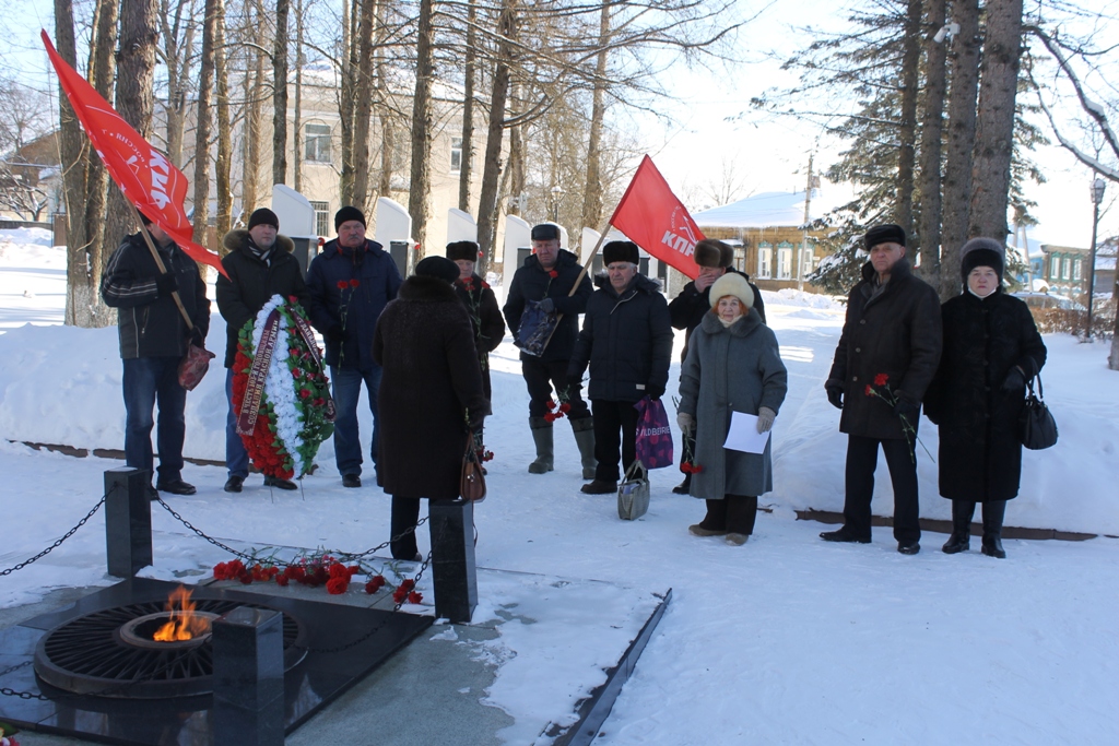 Идет митинг у мемориала Воинской славы в г.Данилове