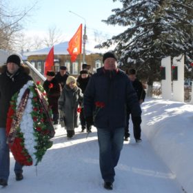 Коммунисты и сторонники КПРФ направляются к Вечному огню в г.Данилове