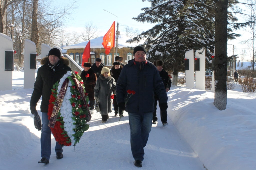 Коммунисты и сторонники КПРФ направляются к Вечному огню в г.Данилове