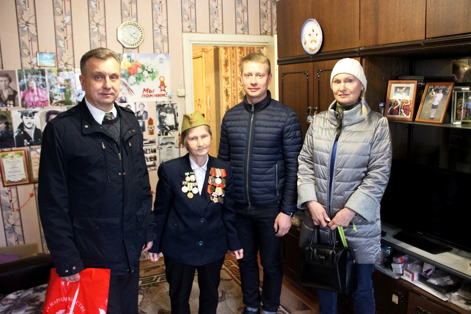 Дзержинский райком КПРФ поздравляет ветеранов с майскими праздниками