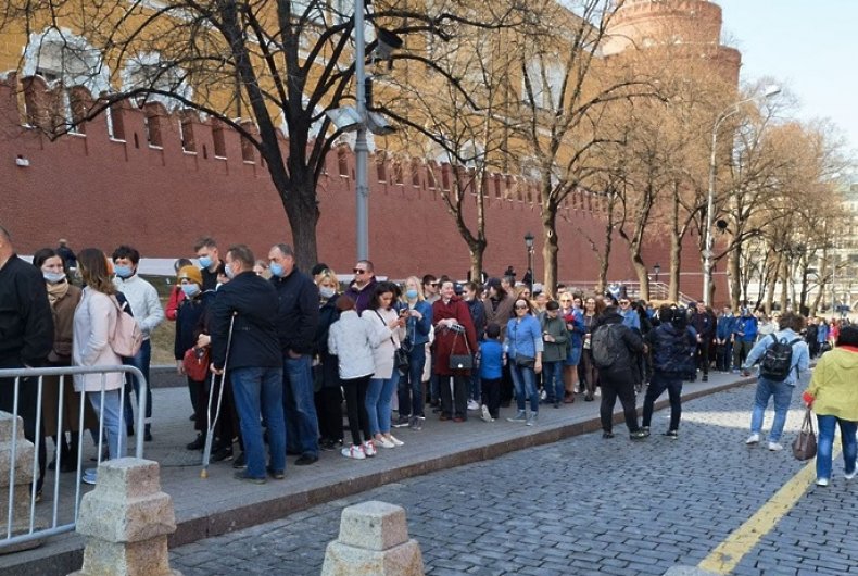 В Мавзолей Ленина после открытия выстроилась огромная очередь