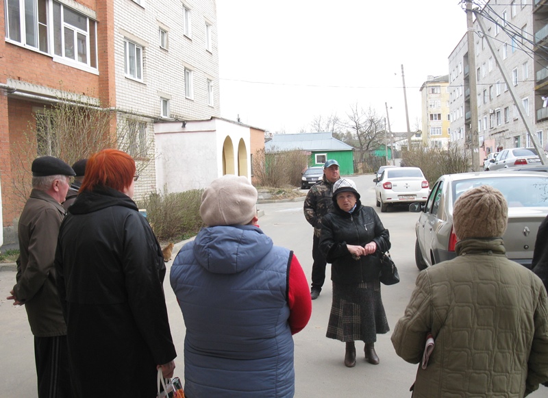 Г.А. Крюкова выступает перед жителями домов №№ 11 и 13 по ул. Шарохина