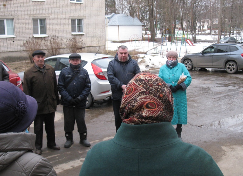 А.Н. Киселев с жителями домов №№65 и 65-А по ул. Петербургская