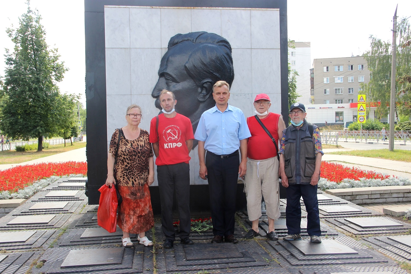 Цветы к монументу Ф. Э. Дзержинского (фоторепортаж)