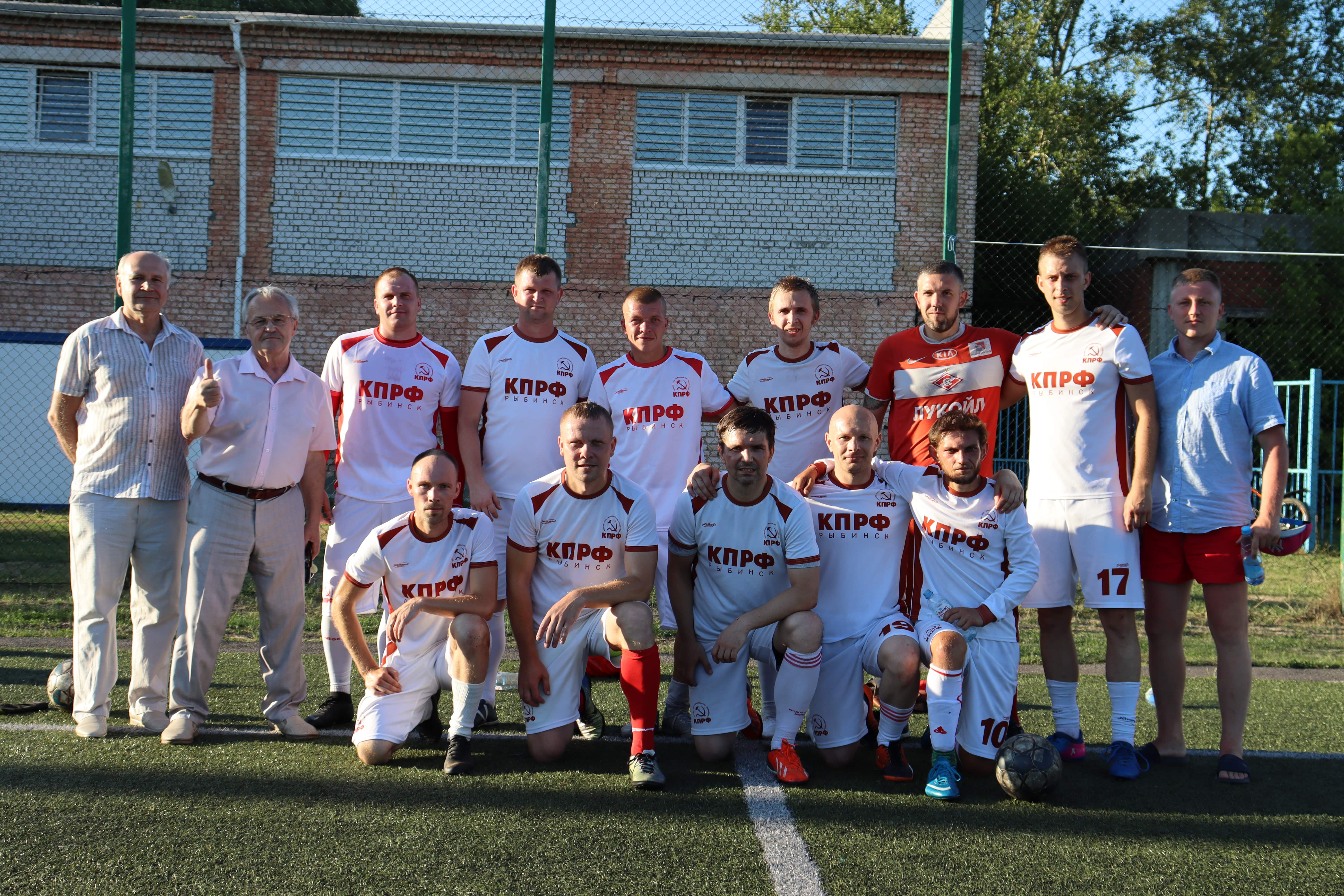 Команда футбольного клуба «КПРФ-Рыбинск» демонстрирует отличную игру