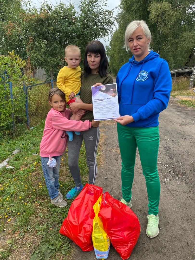 Наталия Бобрякова вручила подарки многодетным семьям д. Глебовское в рамках акции «Дорогами добра»