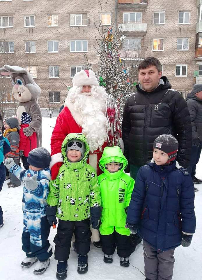 Сергей Зубов поздравил детишек с наступающим Новым годом в ТОС «Всполье»
