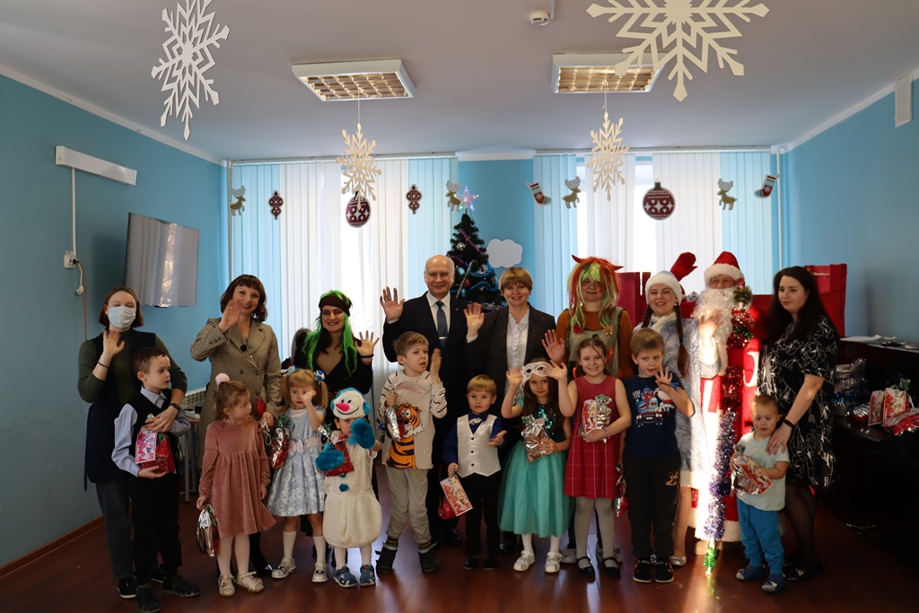 Елена Кузнецова и Михаил Парамонов поздравили воспитанников Центра помощи семьи и детям с наступающим Новым годом