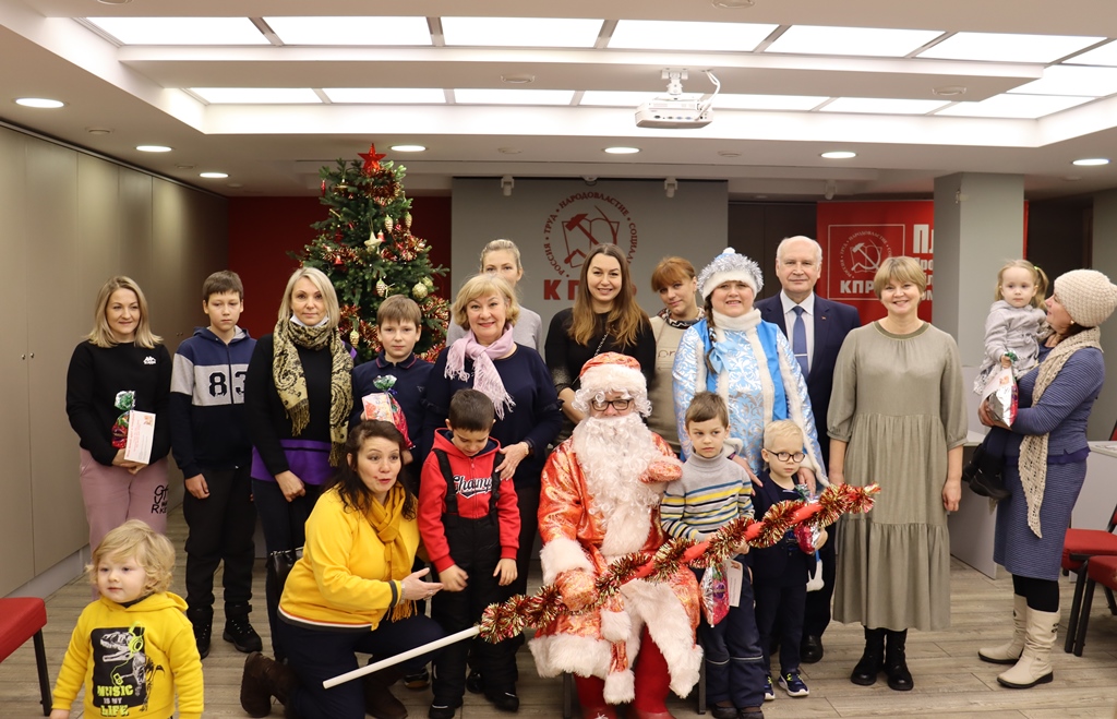 Елена Кузнецова вручила новогодние подарки многодетным семьям Ленинского района
