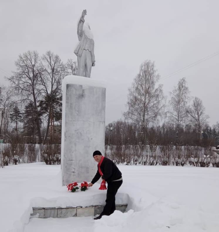 Коммунисты Любима возложили цветы к памятнику В.И. Ленину
