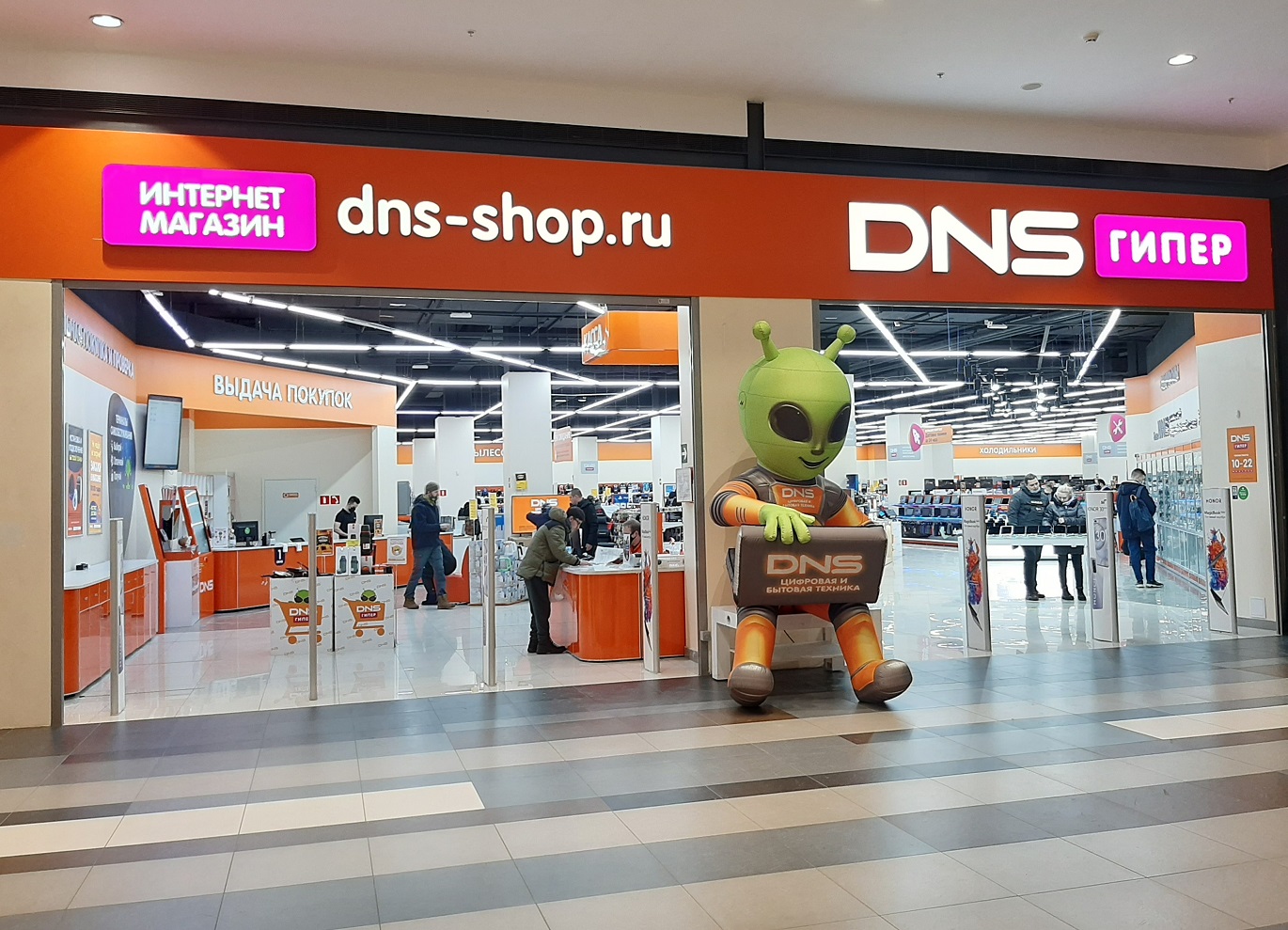 Российская сеть магазинов электроники DNS подняла цены на 30%
