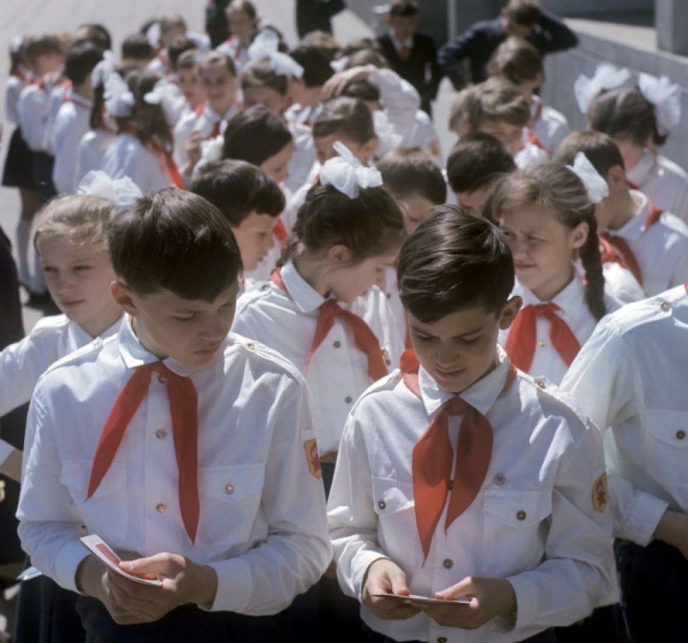 Дети в пионерских галстуках