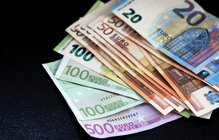 Евросоюз запретил передавать России банкноты евро