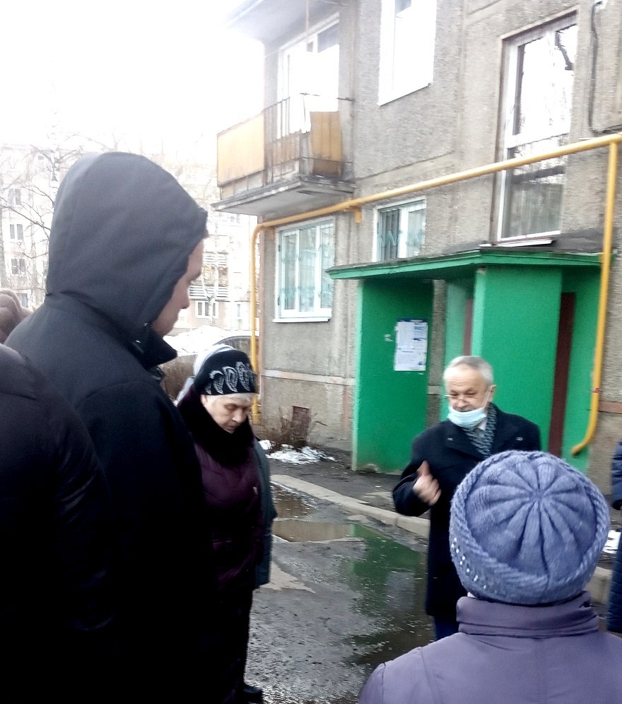 Депутат КПРФ Дмитрий Яковлев встретился с жителями домов на улице Блюхера