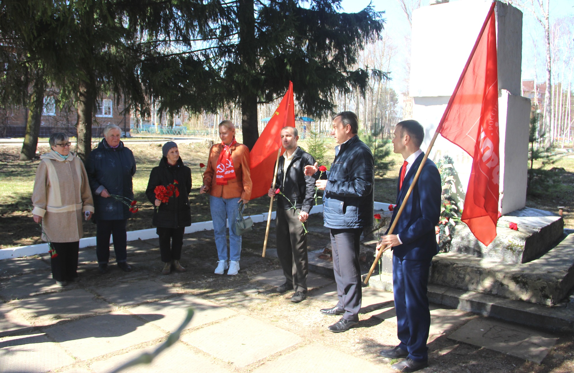 Коммунисты Дзержинского районного отделения КПРФ почтили память В.И.Ленина