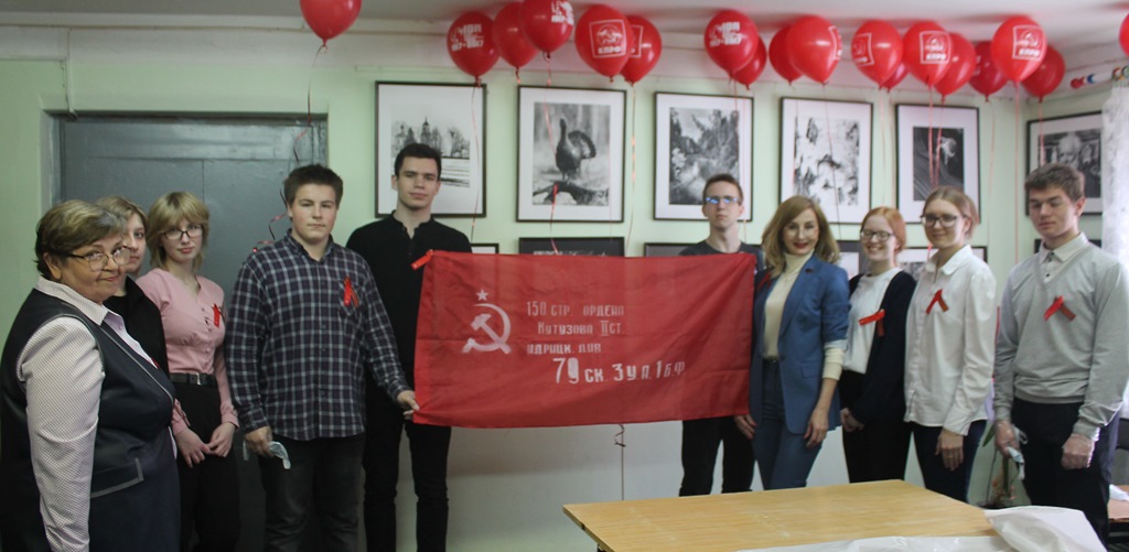 Ярославские коммунисты в преддверии Дня Победы провели патриотические уроки «Знамя нашей Победы»