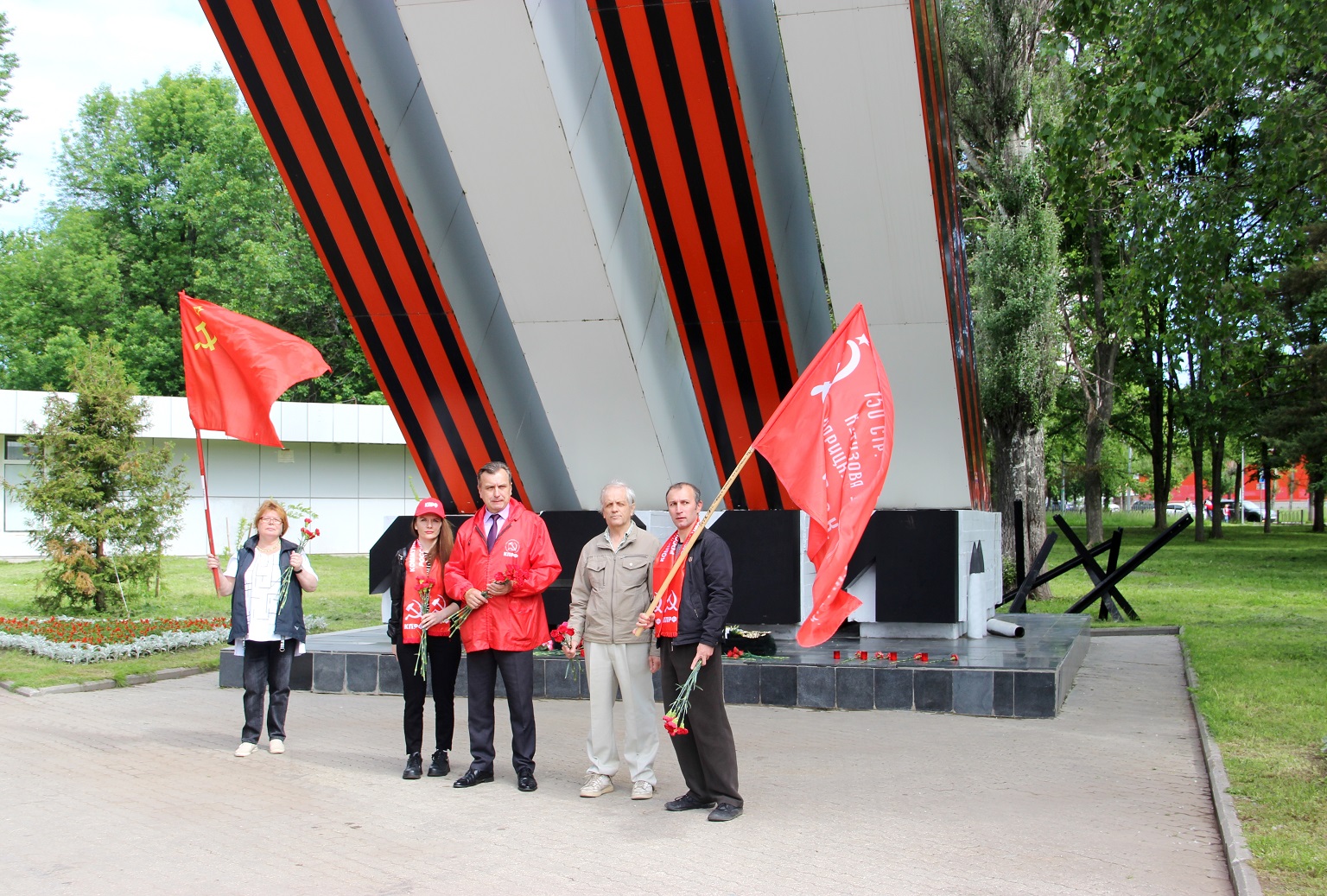 Коммунисты Дзержинского района почтили память погибших в годы войны