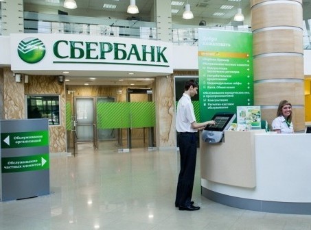 Сбербанк введет комиссию за переводы на карты других банков