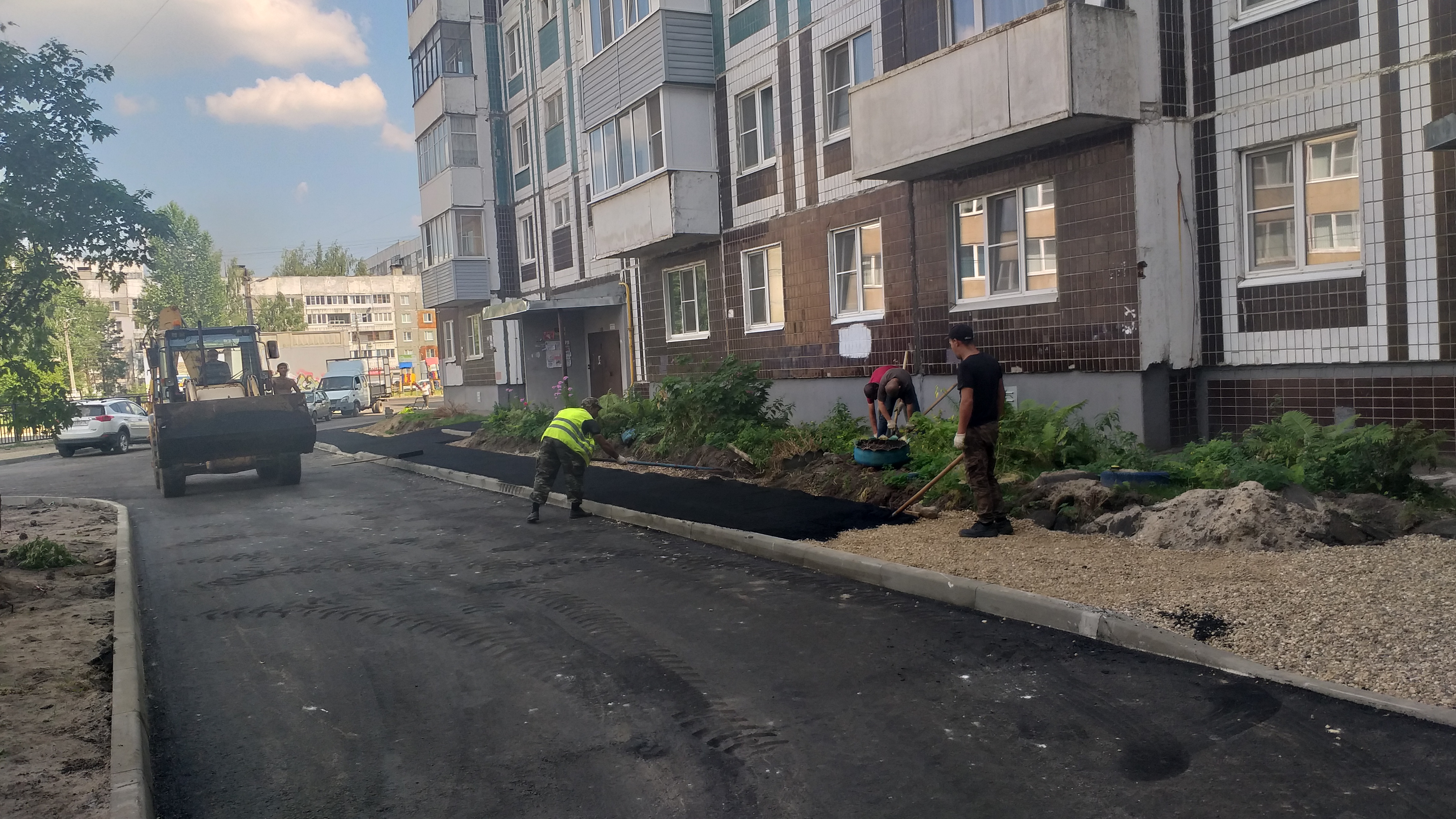 Эльхан Мардалиев проверил ход работ по благоустройству дворов