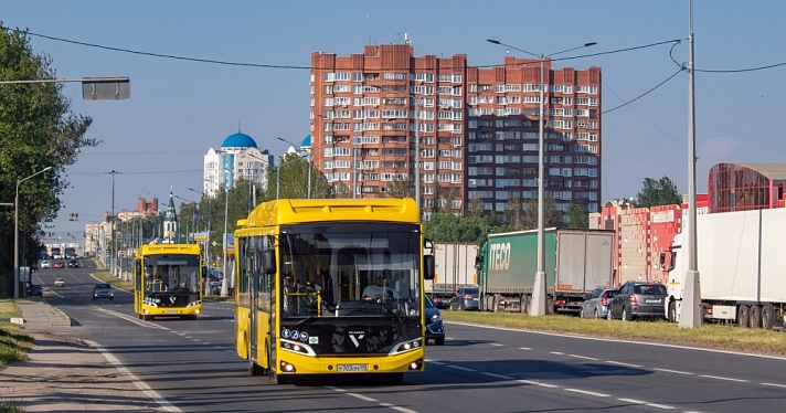 С красных маршруток пересаживаемся на желтые автобусы