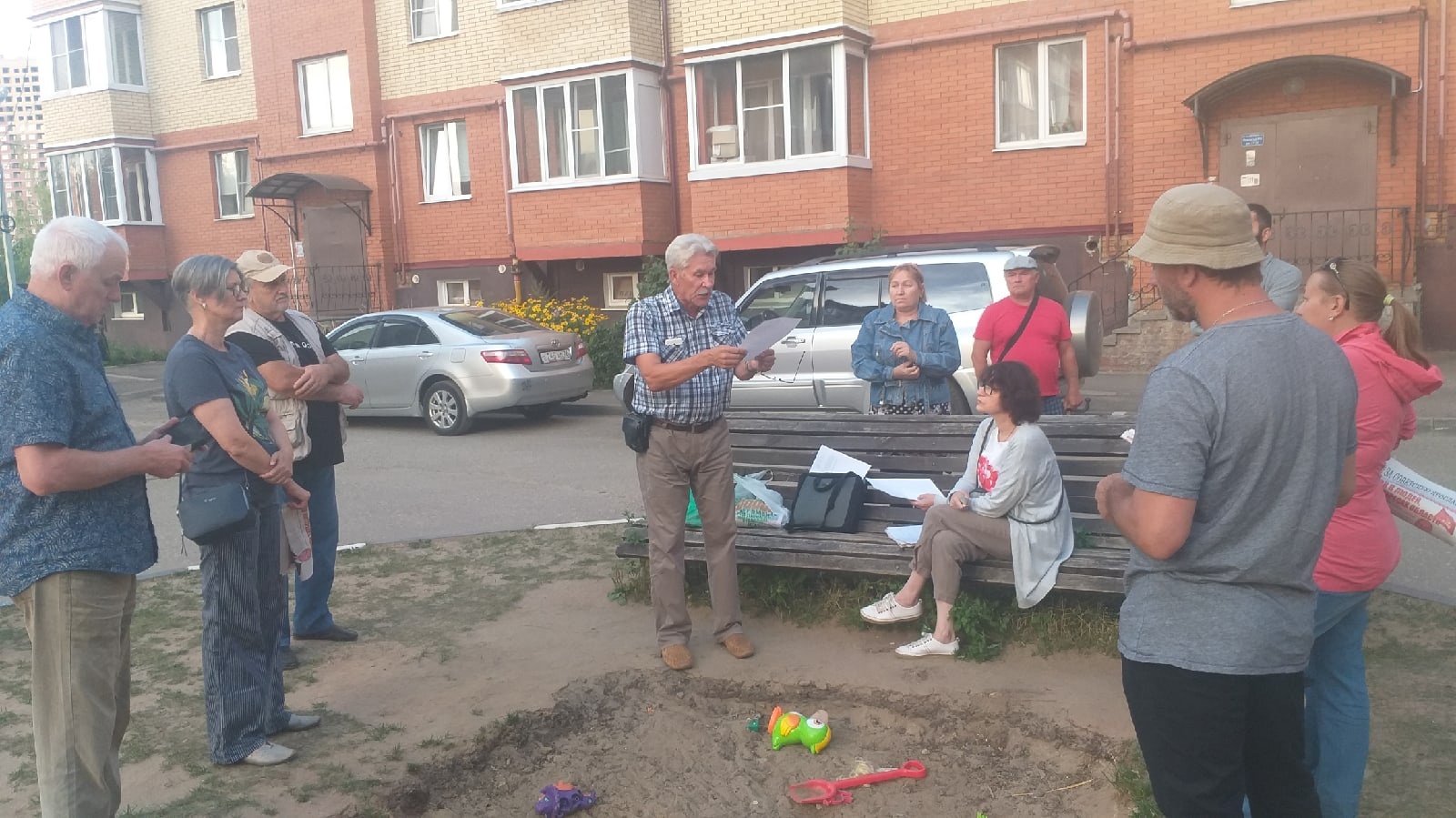 Виталий Казаков продолжает работу с жителями Заволжского района
