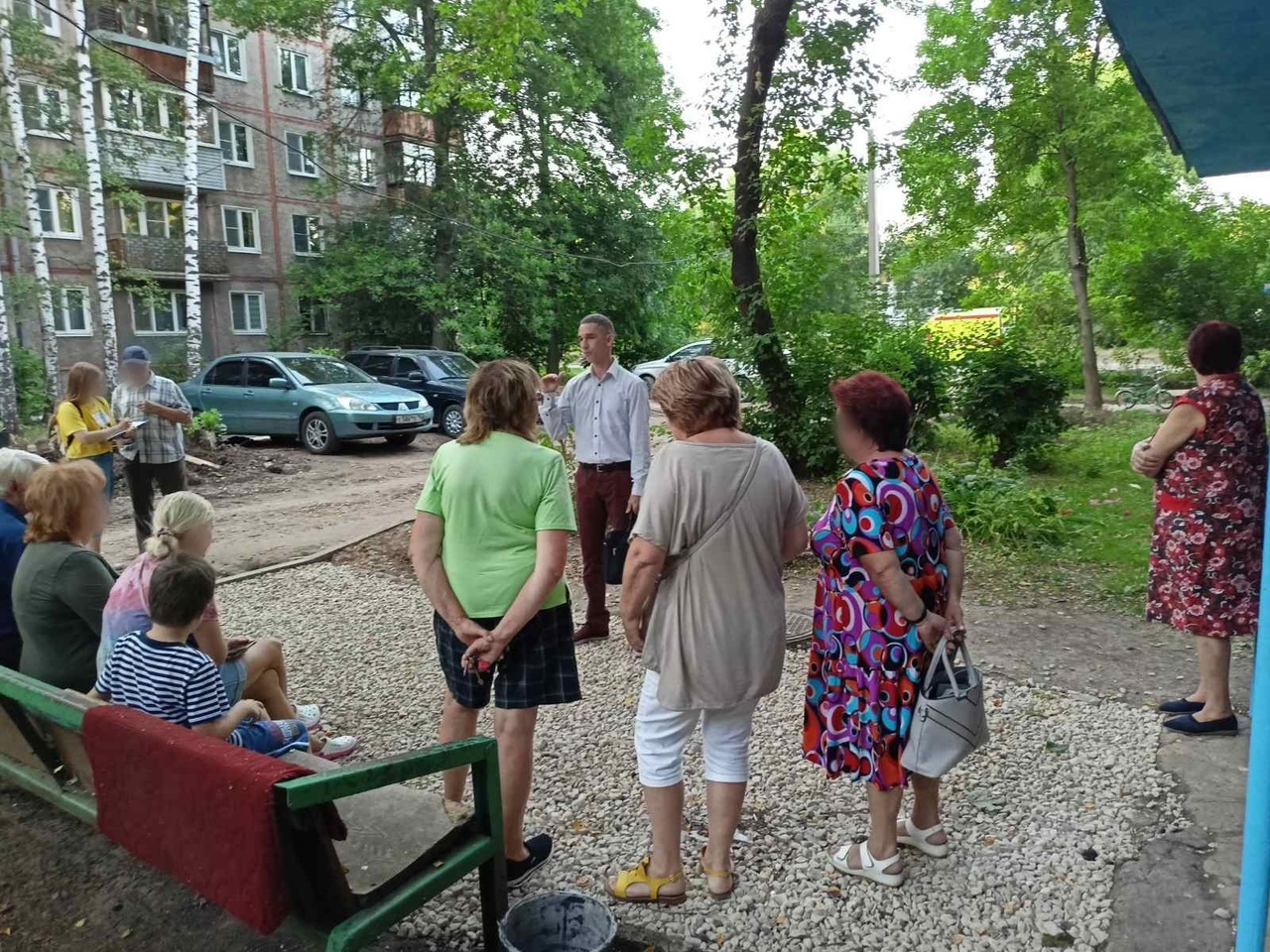 Кандидат в депутаты от КПРФ помог жителям дома на улице Пионерской, 21