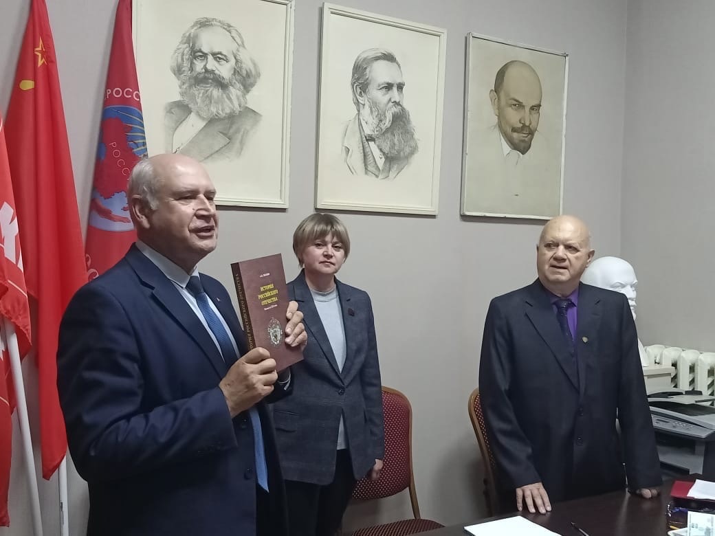 Коммунисты поздравили В. М. Борисова с юбилеем
