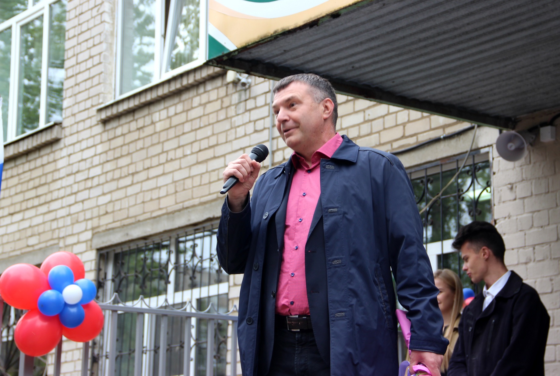 Депутат КПРФ Денис Дёмин поздравил учащихся с 1 сентября