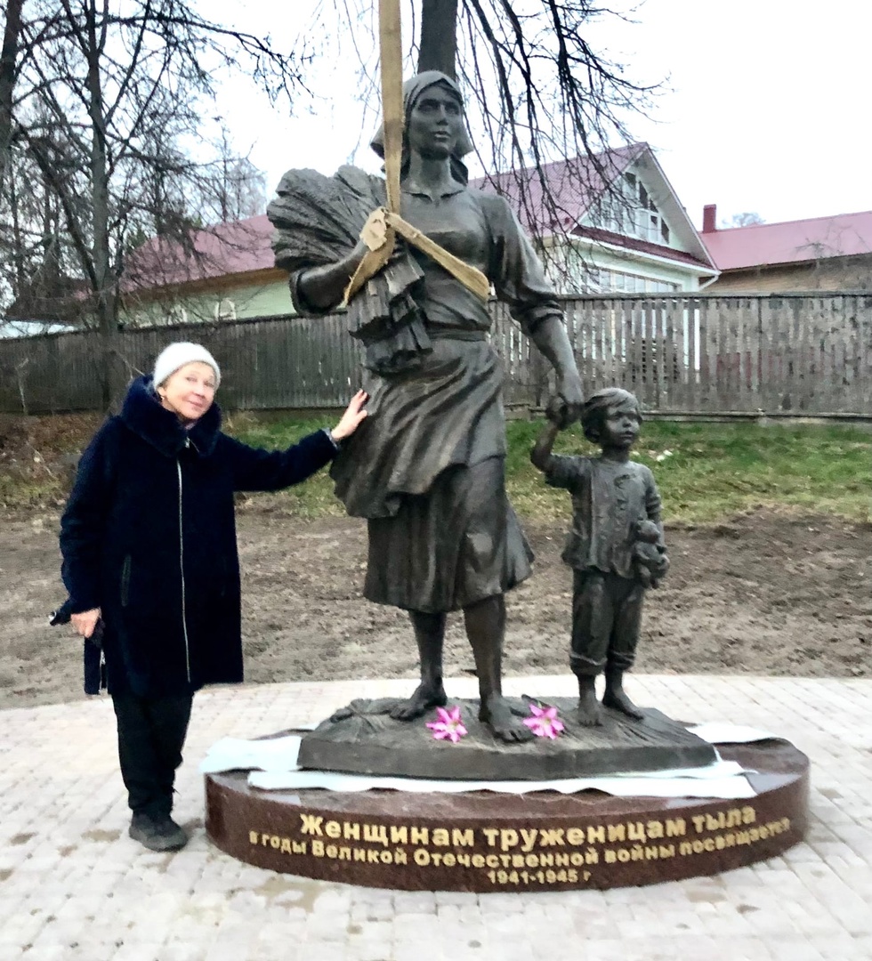 В Мышкине установлен памятник женщинам труженицам тыла
