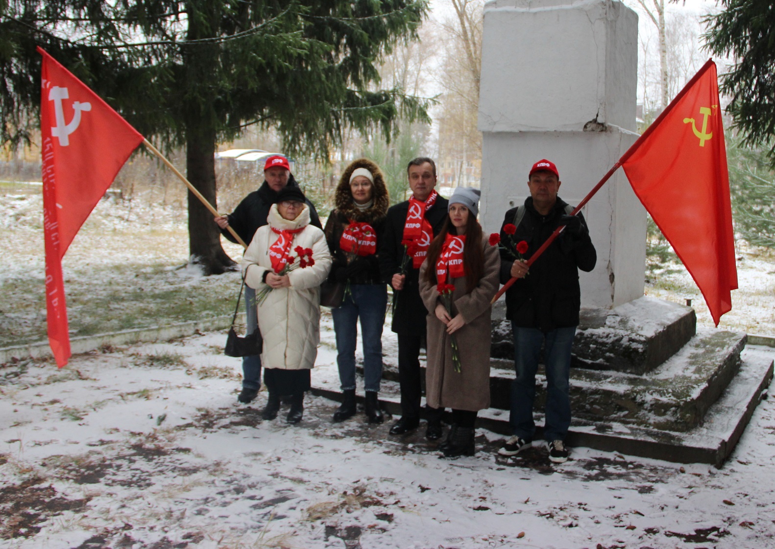 Красные гвоздики к памятнику В. И. Ленина в Дзержинском районе