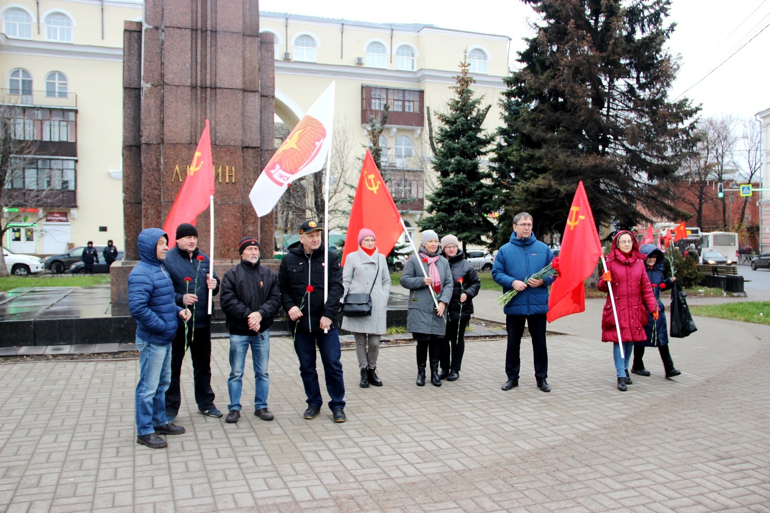 Возложение цветов к памятнику В. И. Ленину под присмотром полиции