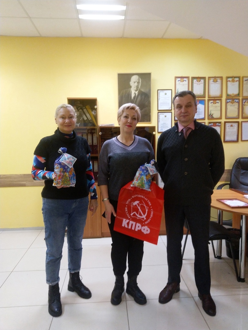 КПРФ продолжает вручать новогодние подарки в Дзержинском районе