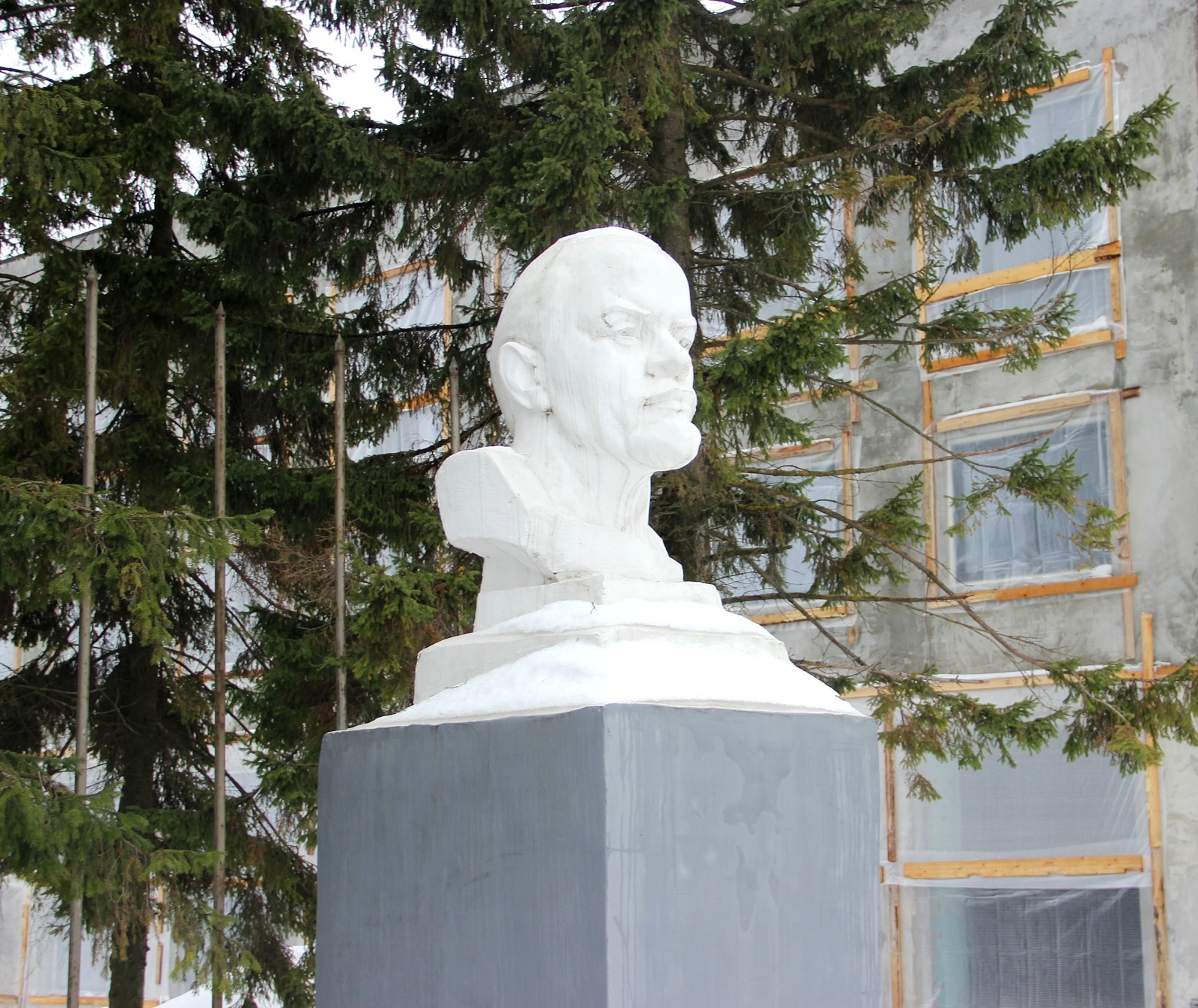 Завод сохранил памятник В. И. Ленину