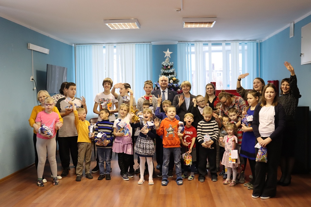 Елена Кузнецова и Михаил Парамонов поздравили воспитанников Центра помощи семьи и детям с прошедшими праздниками