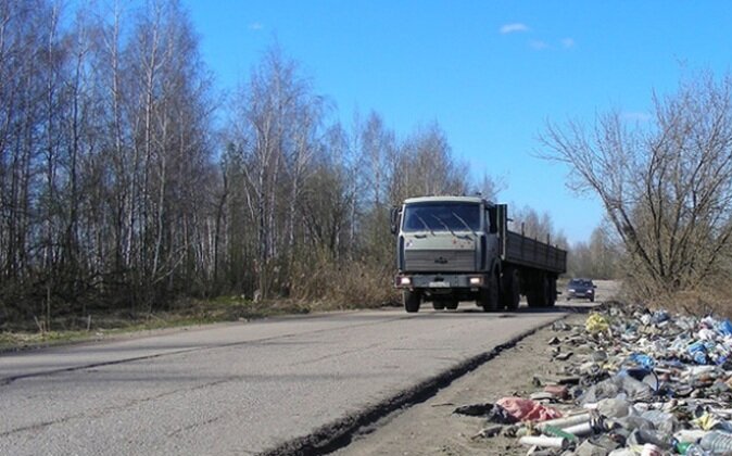 Вступили в силу штрафные санкции за выброс мусора на обочину дорог