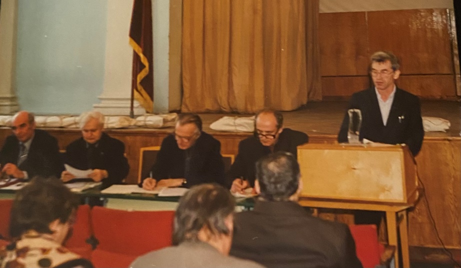 За трибуной А.Н. Солдатов. В Президиуме  слева направо: Е.Г. Шувалов, В.И. Корнилов, В.И. Бочаров, Г.С. Вихров