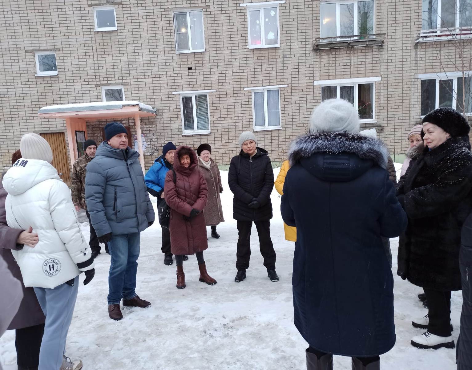 Депутат-коммунист Валерий Байло проводит встречи с жителями Дзержинского района
