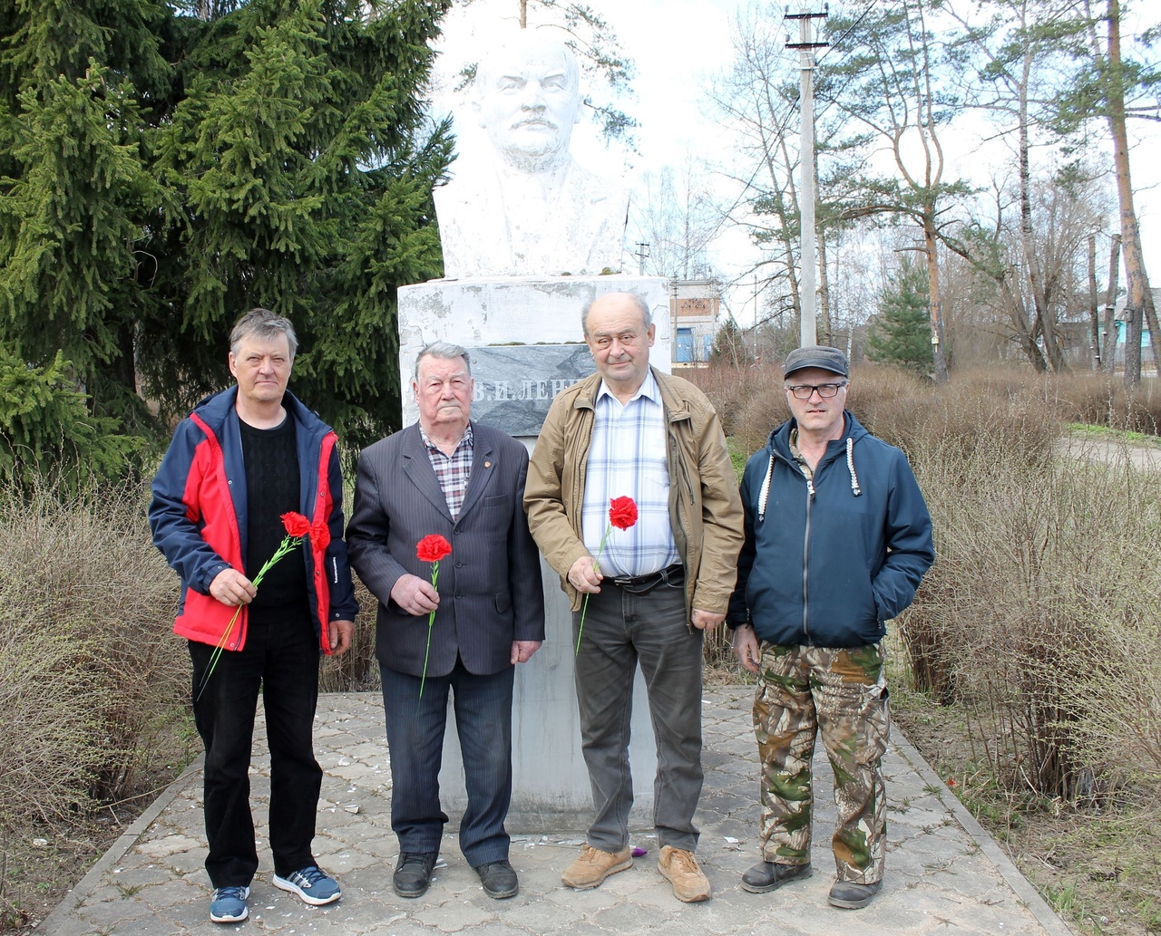 Активисты Первомайского райкома КПРФ возложили цветы к памятнику Ленину