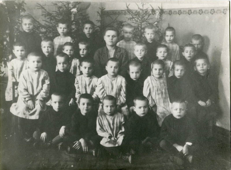 Углич. Детский дом. Воспитатель Е.С. Чернянская. 1943 г.