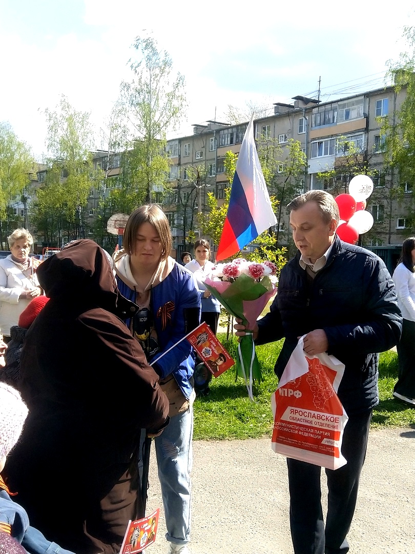 Депутат-коммунист поздравил детей войны Дзержинского района с Днём Великой Победы