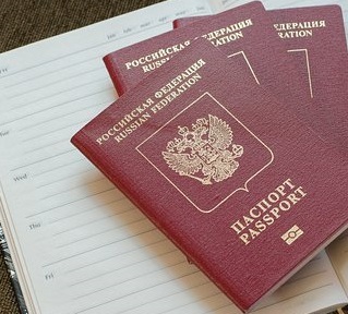 Госдума приняла закон об изъятии загранпаспортов у россиян, которым закрыт выезд за рубеж