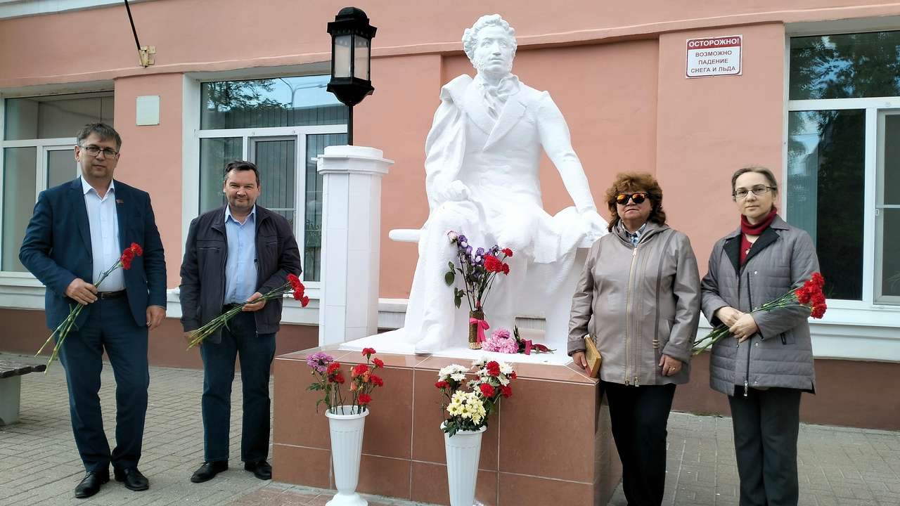 Коммунисты Заволжского райкома возложили цветы к памятнику А. С. Пушкину