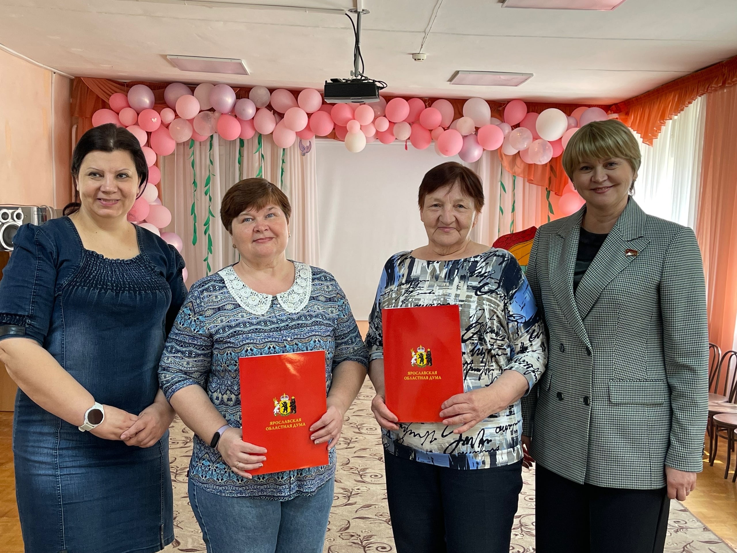 Елена Кузнецова и Елена Горбунова вручили благодарственные письма воспитателям детского сада