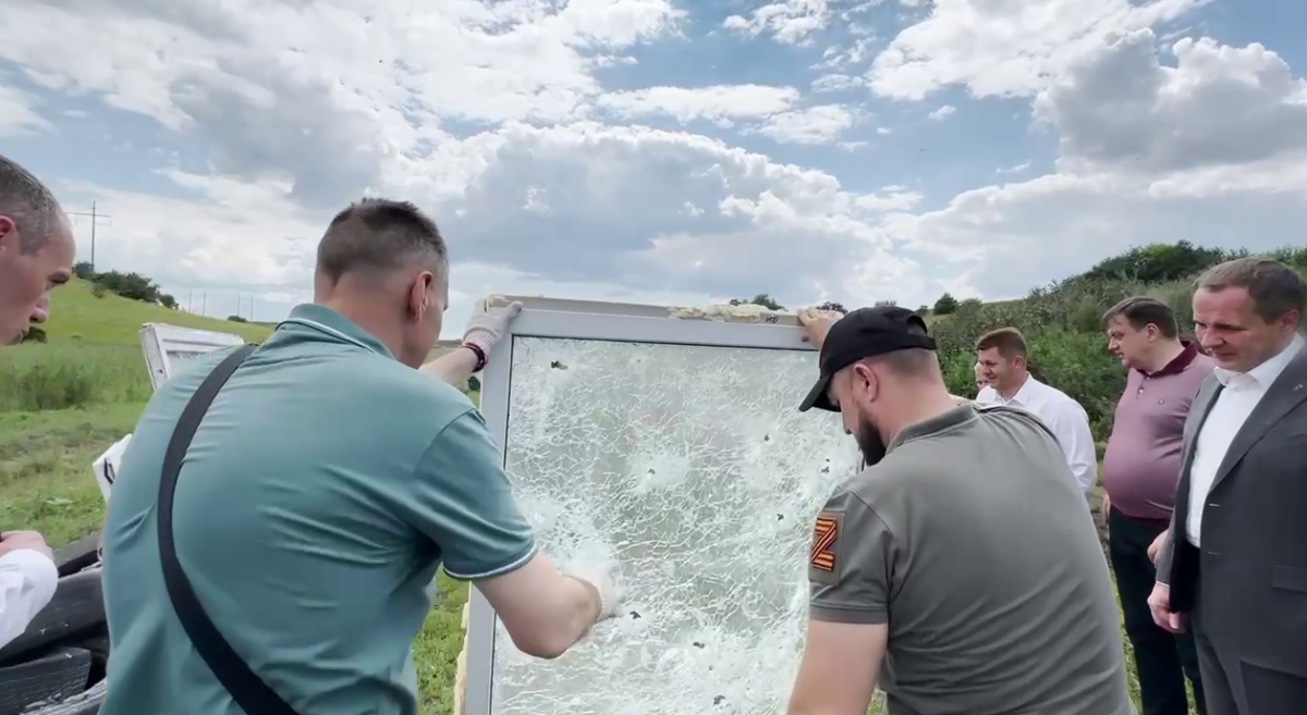 Белгородские власти решили обклеить школы пленкой для защиты от дронов
