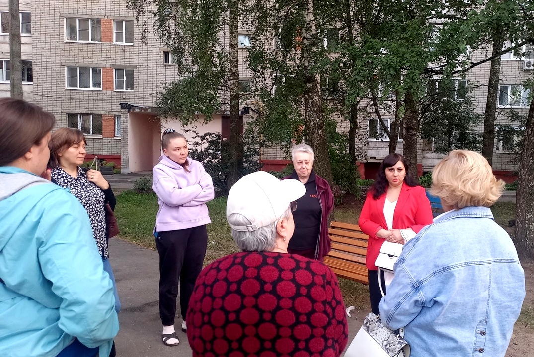 Алеся Колобкова встретилась с жителями домов на улице Нефтяников