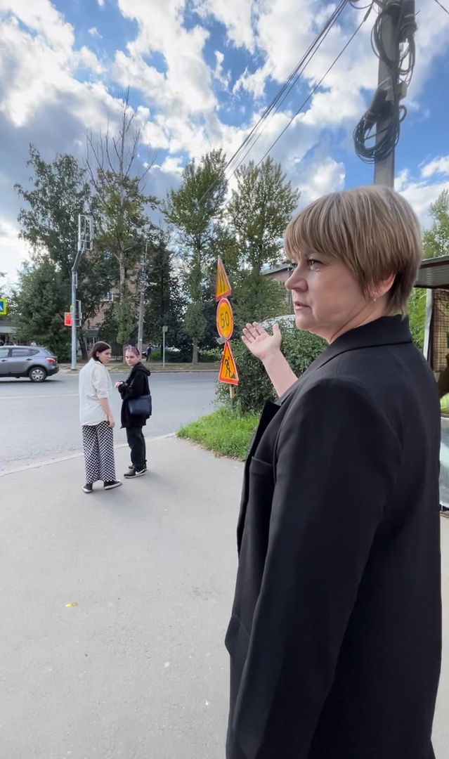Елена Кузнецова проверила новый светофор на улице Чкалова