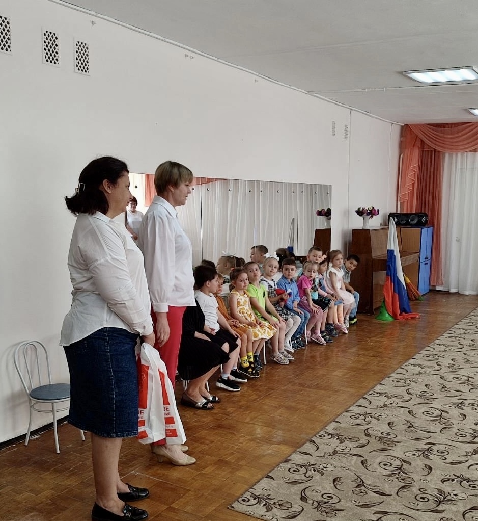 1 сентября Елена Кузнецова и Елена Горбунова поздравили ребятишек детского сада с Днём знаний