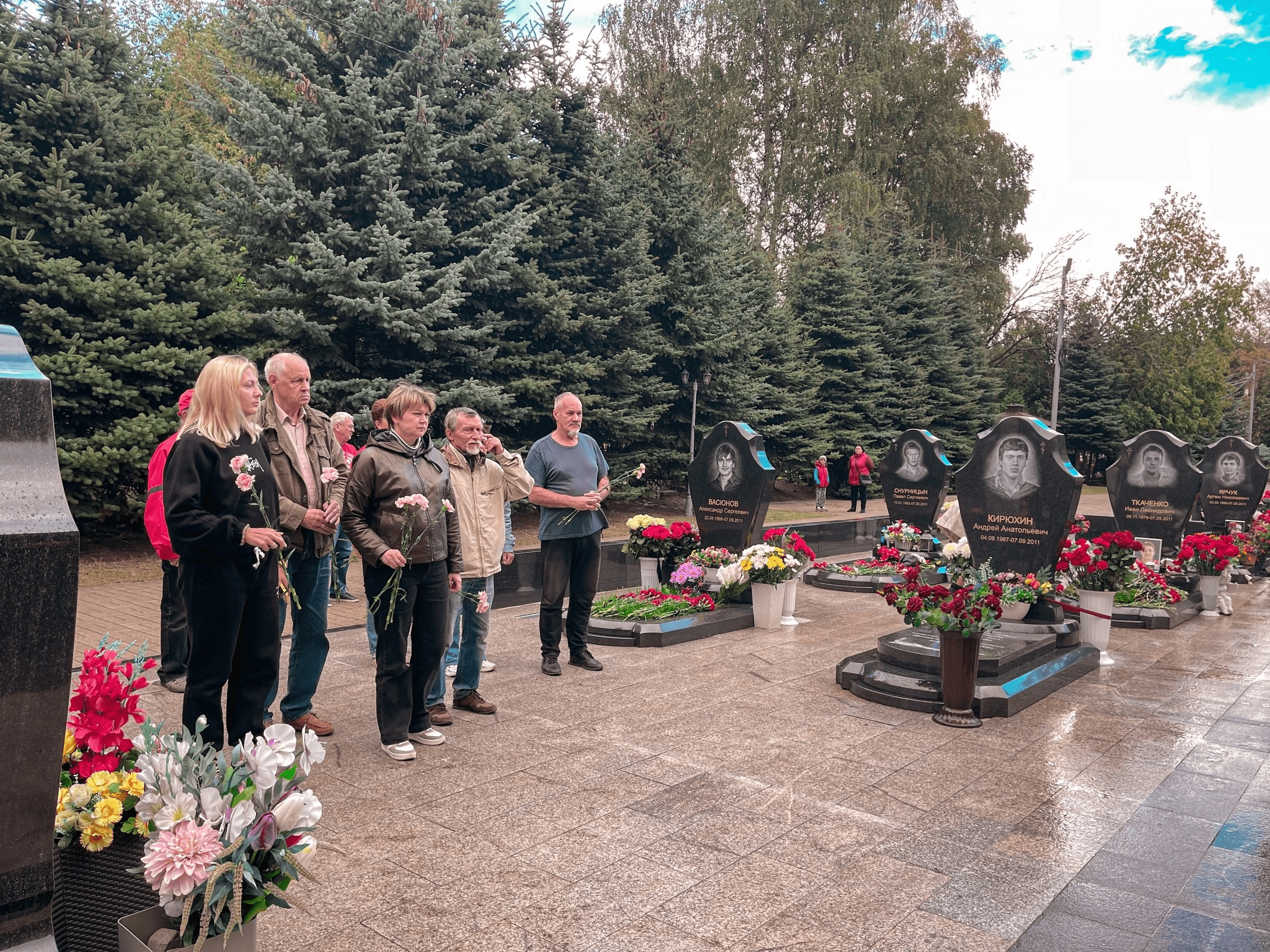 Ярославские коммунисты возложили цветы к мемориалу игрокам «Локомотива»
