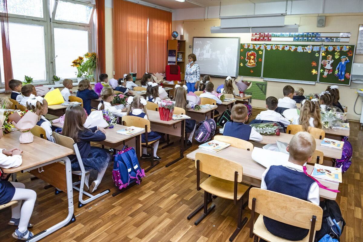 Россияне рассказали, какую зарплату считают достойной труда учителей